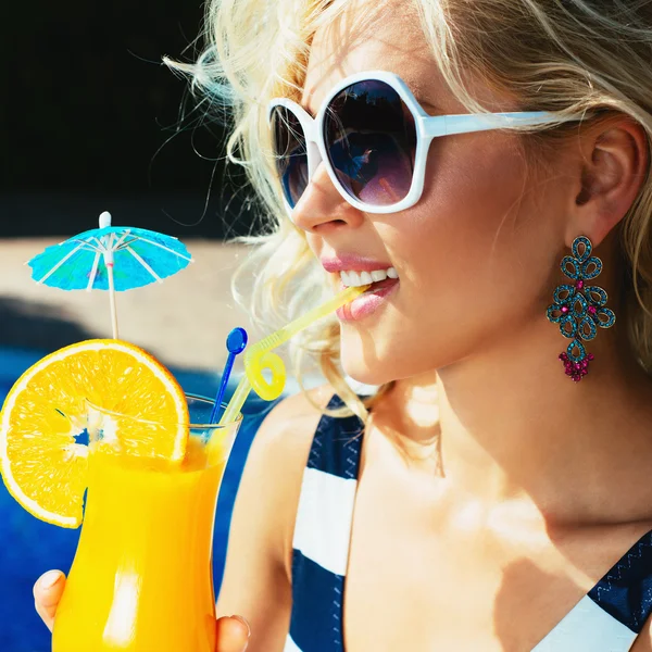Sexy girl with a summer cocktail — Stock Photo, Image