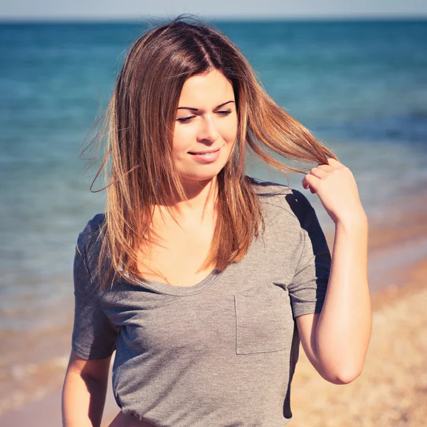 Bonita chica en sexy pantalones cortos posando en la playa — Foto de Stock