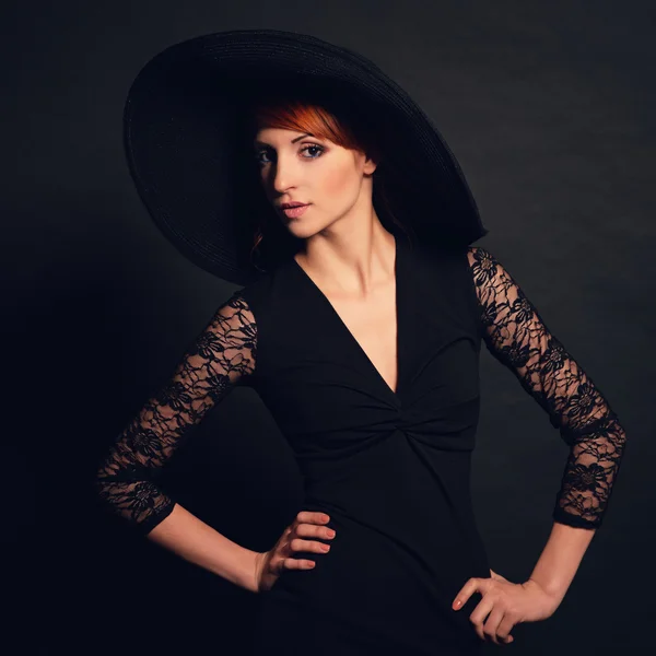 Mulher de vestido preto e chapéu — Fotografia de Stock