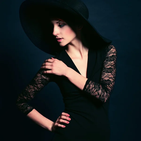 Femme en robe noire et chapeau — Photo