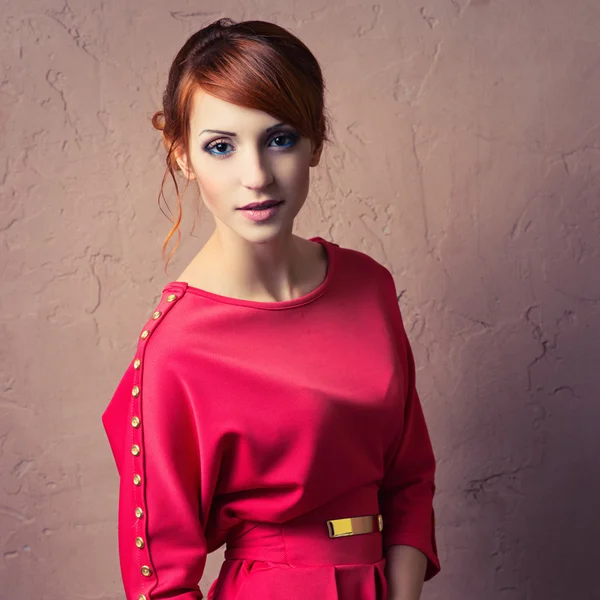 Mulher posando em vestido vermelho — Fotografia de Stock