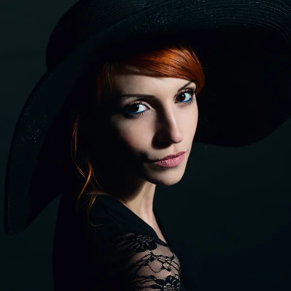 काळा ड्रेस आणि टोपी मध्ये स्त्री — स्टॉक फोटो, इमेज