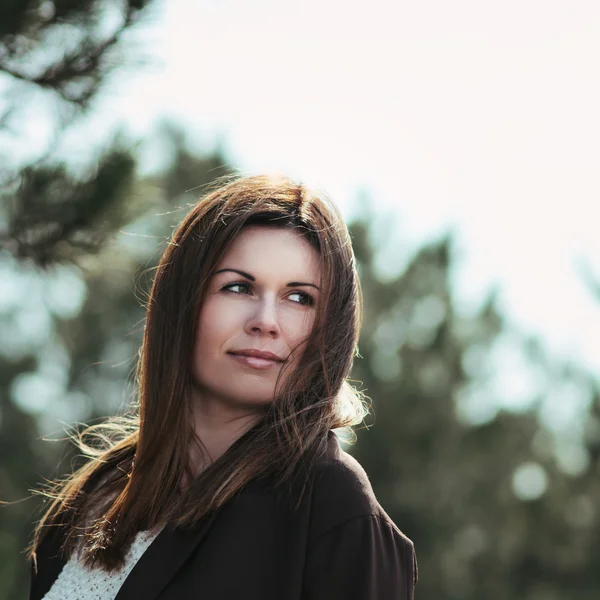 Belle femme dans un manteau — Photo