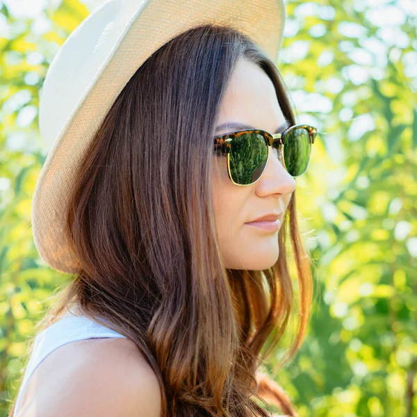 Hermosa mujer joven con sombrero elegante — Foto de Stock