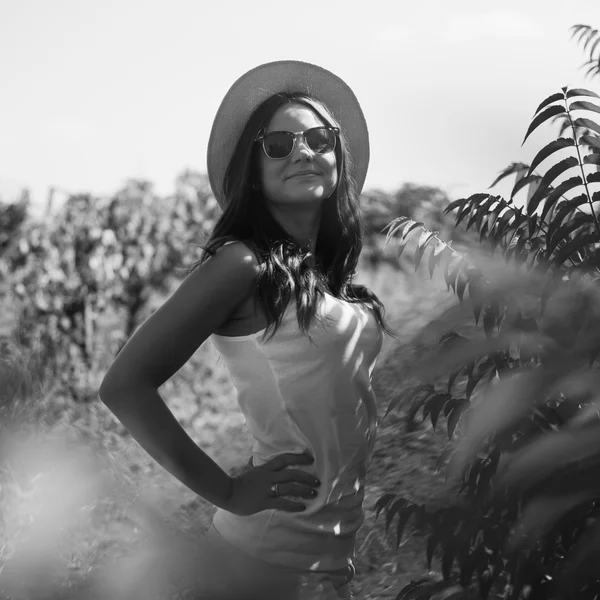 Belle jeune femme au chapeau élégant — Photo