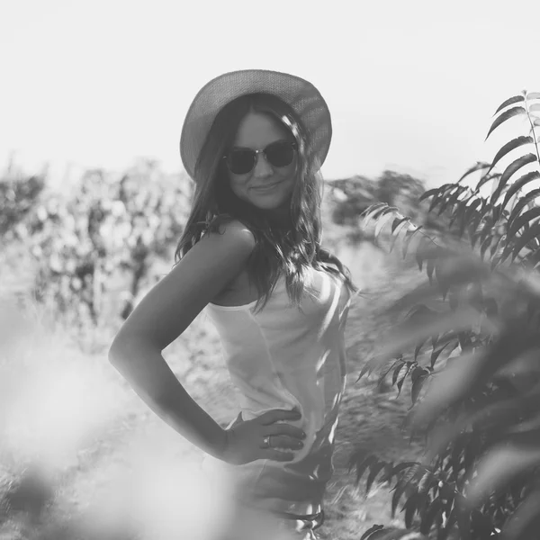 Bella giovane donna in cappello elegante — Foto Stock