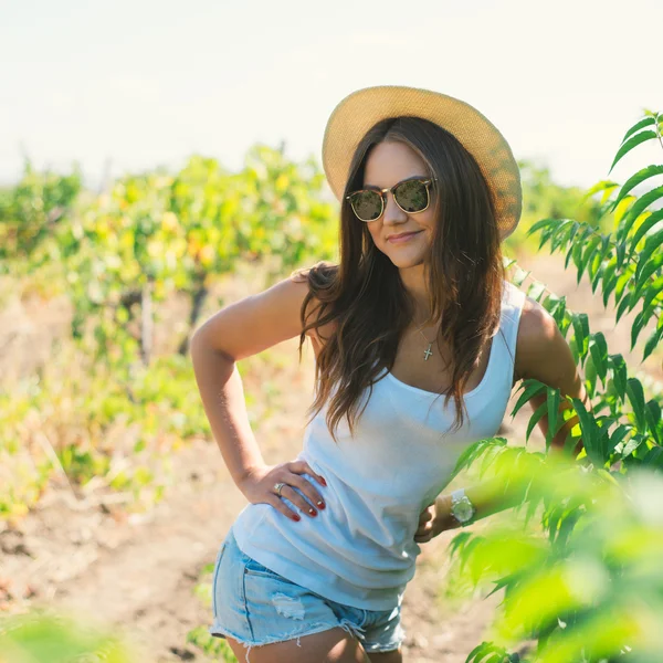 Bella giovane donna in cappello elegante — Foto Stock