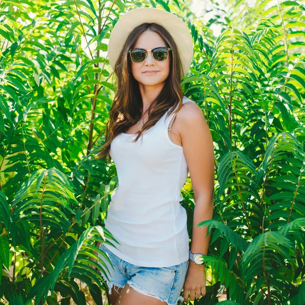 Hermosa mujer joven con sombrero elegante — Foto de Stock