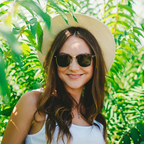Piękna młoda kobieta w stylowy kapelusz — Zdjęcie stockowe