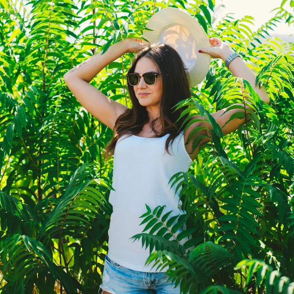 Hermosa mujer joven con sombrero elegante — Foto de Stock