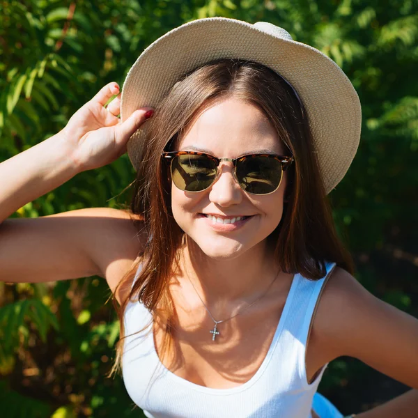 Hermosa mujer joven con sombrero elegante — Foto de Stock