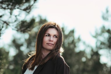 Paltolu güzel kadın