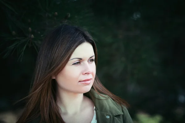 Moda joven mujer retrato al aire libre — Foto de Stock