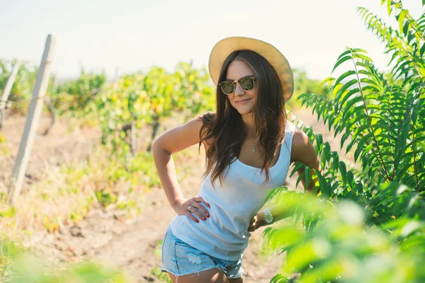 Hermosa mujer joven con sombrero elegante — Foto de Stock