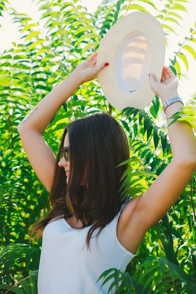 Hermosa mujer joven con sombrero elegante — Foto de Stock