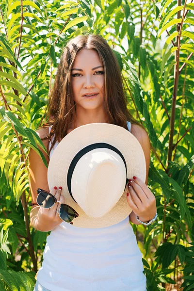 Bella giovane donna in cappello elegante — Foto Stock