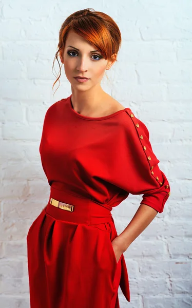 Femme posant en robe rouge — Photo