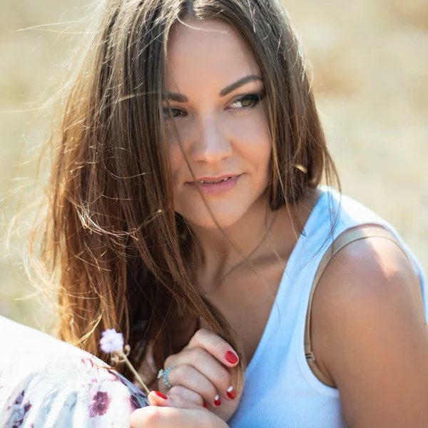 Giovane bella eleganza donna sorridente . — Foto Stock