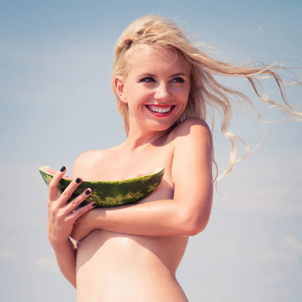 아름 다운 여자는 과일을 보유 하고있다. 여름 시간 로열티 프리 스톡 사진