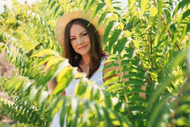 Şık şapkalı güzel genç kadın