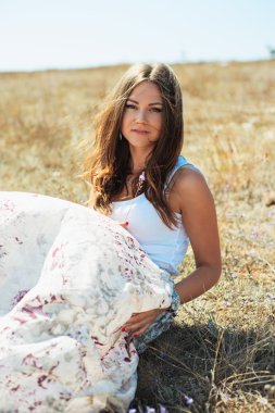 genç güzel elegance gülümseyen kadın. 