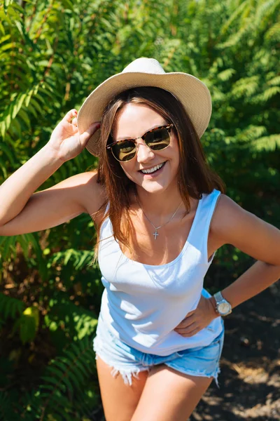 Hermosa mujer joven con sombrero elegante — Foto de Stock