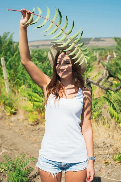 Vacker ung kvinna i snygg hatt — Stockfoto