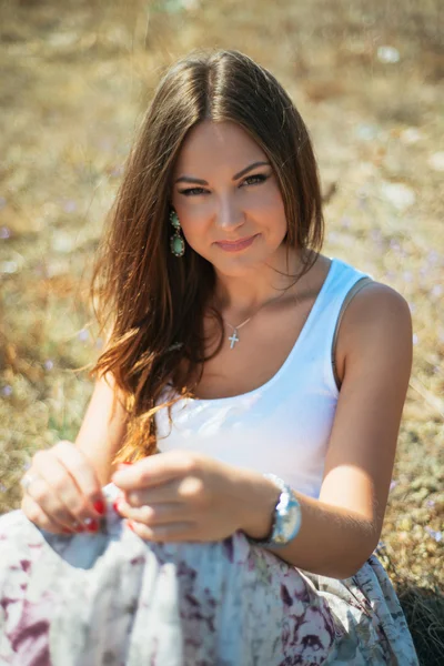 Joven hermosa elegancia sonriente mujer — Foto de Stock