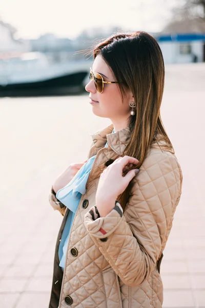 Portrait of woman walking at coast. — Stock Photo, Image