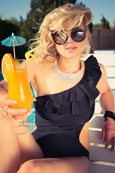 Молодая сексуальная модная женщина пьет коктейль — стоковое фото