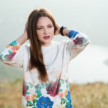 Uzun saçlı güzel modern kadın