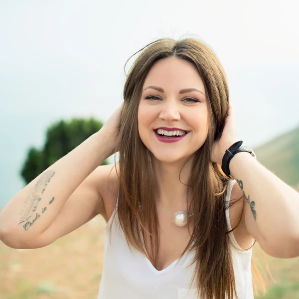 Mulher moderna bonita com cabelo comprido — Fotografia de Stock