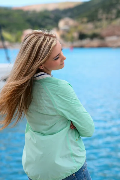 Young adult lady enjoying summer travel — Stock Photo, Image