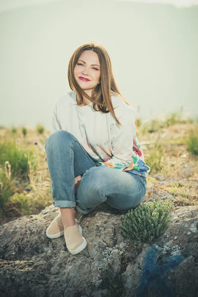 Mooie moderne vrouw met lang haar — Stockfoto