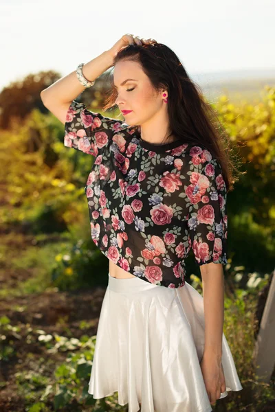 Sexy beautiful brunette woman posing outdoor — Stock Photo, Image