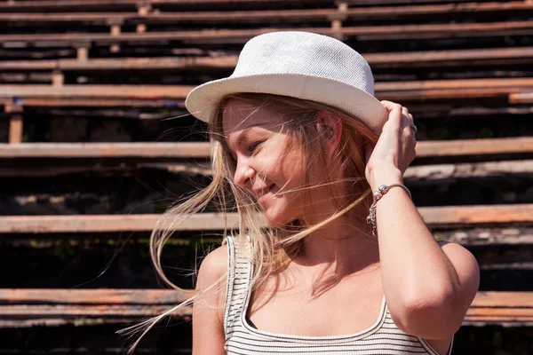 Photographie de modèle de femme souriante blonde portant un chapeau devant o — Photo