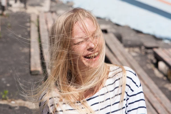 Blonde rire femme modèle yeux fermés en face de vieux stade sta — Photo