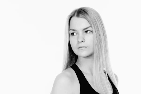 Mujer deportiva rubia bastante joven mirando hacia atrás. Blanco y negro p — Foto de Stock