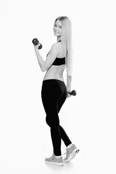 Mulher fitness segurando halteres retrato isolado em branco backg — Fotografia de Stock