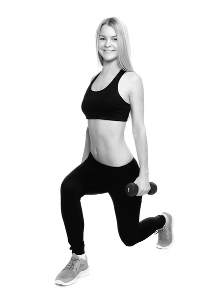 Fitness kvinna med hantlar stående isolerad på vita backg — Stockfoto