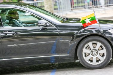 Paris, Fransa - 14 Temmuz 2014: Cumhuriyet Bayramı'nda (Bastille Günü) Askeri geçit töreni sırasında Burma Diplomatik araba (Defile). Champs Elysees.