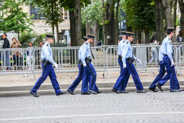 Paris, Fransa - 14 Temmuz 2014: Askeri geçit töreni Ulusal Jandarma (Defile) Fransız Ulusal günü, Champs Elysee Bulvarı tören sırasında.