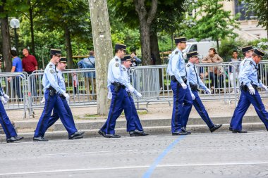 Paris, Fransa - 14 Temmuz 2014: Askeri geçit töreni Ulusal Jandarma (Defile) Fransız Ulusal günü, Champs Elysee Bulvarı tören sırasında.