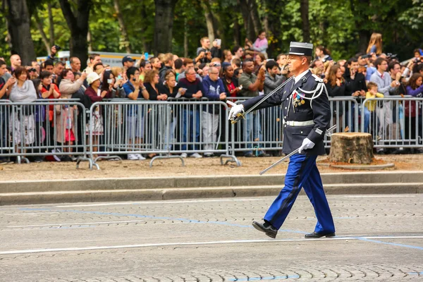 PARÍS, FRANCIA - 14 DE JULIO DE 2014: Desfile militar coronel de la Gendarmería Nacional (Defile) durante la ceremonia del día nacional francés, avenida Champs Elysee . —  Fotos de Stock