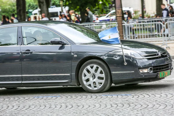 PARIS, FRANÇA - 14 de JULHO de 2014: Argentina Carro diplomático durante desfile militar (Defile) no Dia da República (Dia da Bastilha). Campeões Elísios . — Fotografia de Stock