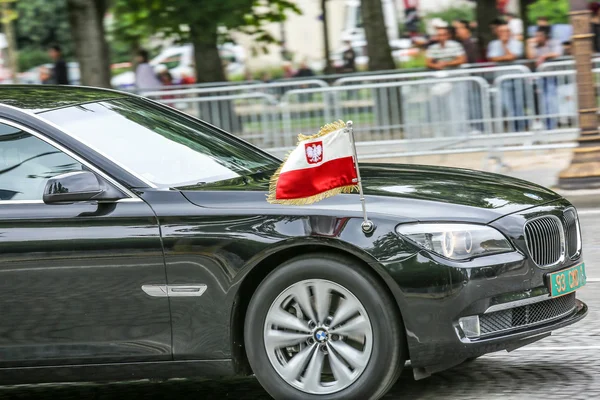 Paris, Frankrike-juli 14, 2014: Polen diplomatisk bil under militären ståtar (defile) in Republikdag (den Bastille dagen). Champs Elysees. — Stockfoto