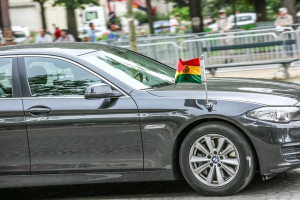Paris, Frankrike-juli 14, 2014: Bolivia diplomatisk bil under militären ståtar (defile) in Republikdag (den Bastille dagen). Champs Elysees. — Stockfoto