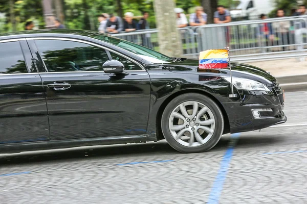 पेरिस, फ्रांस जुलाई 14, 2014: गणतंत्र दिवस (बैस्टिल दिवस) में सैन्य परेड (डिफाइल) के दौरान इक्वाडोर राजनयिक कार। चैंप्स एलीसीज . — स्टॉक फ़ोटो, इमेज