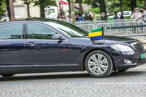 PARIS, FRANÇA - 14 de JULHO de 2014: Carro diplomático do Gabão durante desfile militar (Defile) no Dia da República (Dia da Bastilha). Campeões Elísios . — Fotografia de Stock