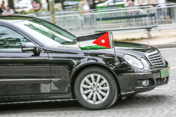 Paris, Frankrike-juli 14, 2014: Jordanier diplomatisk bil under militären ståtar (defile) in Republikdag (den Bastille dagen). Champs Elysees. — Stockfoto